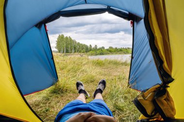 Nehre bakan çadır. Turizm kavramı.