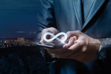 Sınırsız Internet tablet işadamı gece şehir arka plan üzerinde.