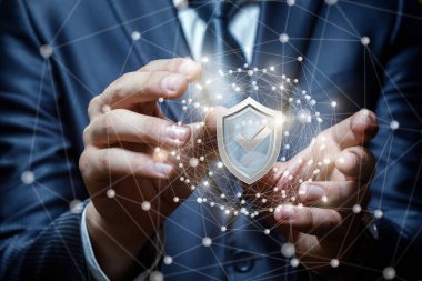 İşadamı closeup ağ koruma sistemi koyar.