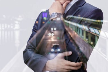 İşadamı arka plan yol gece şehir üzerinde düşünüyor.