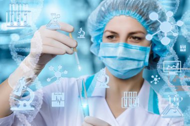 Doktor tıbbi test için bir örnek üzerinde arka plan bulanık alır..