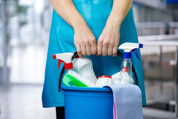 Reiniger Met Een Emmer Schoonmaakmiddelen Een Schort Staat Een Onscherpe — Stockfoto