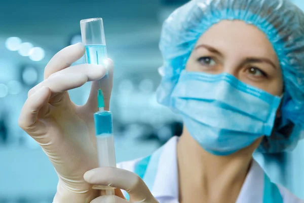 Медсестра Масці Набирає Ліки Шприц Концепція Вакцинації — стокове фото