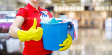 Temizlikçi kadın el iyi kalitede yerine getirilmesi temizlik gösterir.