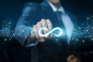 Sınırsız Internet bir işadamı şehir arka plan üzerinde gösterir..