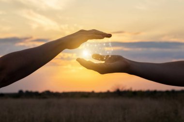 Gökyüzünde ağ temas ellerin.