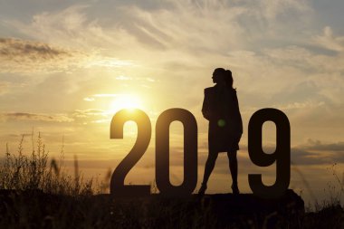 Özgürlük siluet bir iş kadını ve 2019. Yeni yıl kavramı.