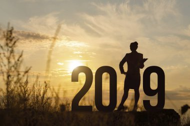 Özgürlük siluet işkadını ve 2019. Yeni yıl kavramı.