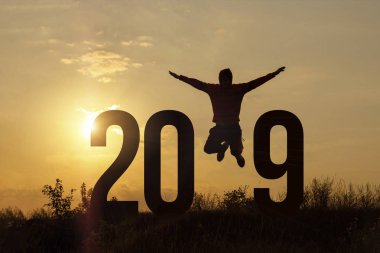 Siluet man özgürlük ve 2019. Yeni yıl kavramı.