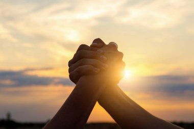 iki adam el sallayarak üzerinde mavi gökyüzü