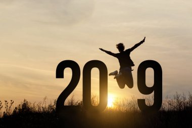 Özgürlük siluet kadın ve 2019. Yeni yıl kavramı.