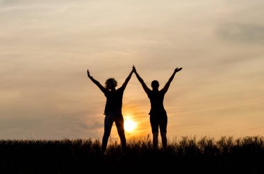 Gün batımı özgeçmişlerine elele kadın gurup.