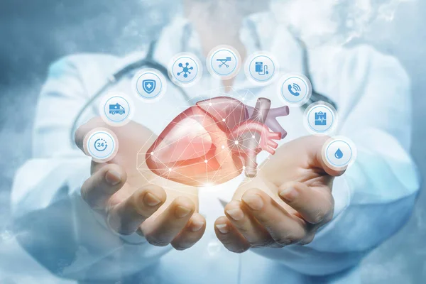 Cardiólogo Médico Muestra Corazón Cielo —  Fotos de Stock
