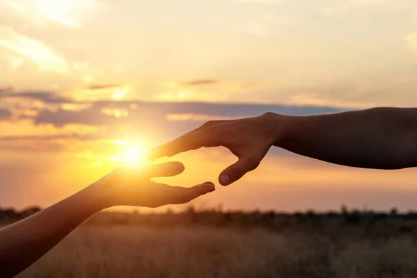 Hands Reach Each Other Background Sunset — Stock Photo, Image