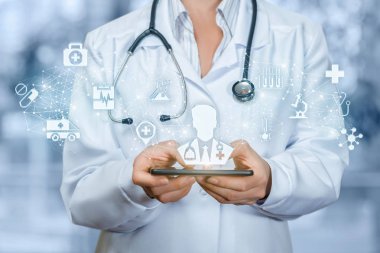 Mobil hizmet anlayışı. Doktor holding telefon üstünde belgili tanımlık perde erkek doktor ile.