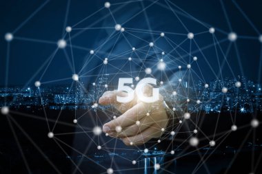Adam gece şehir arka plan üzerinde 5 g aldığı tıklamaları.