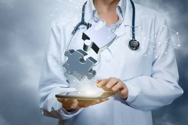 Γιατρός Συνδέει Εικονικό Παζλ Στο Tablet — Φωτογραφία Αρχείου