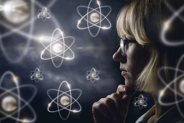 Femme Regardant Explore Les Atomes Sur Fond Sombre — Photo