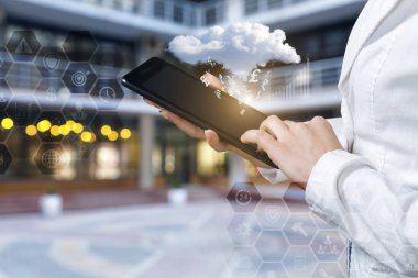 İşkadını tablet cinsinden finansal veriler ile çalışma arka plan bulanık.