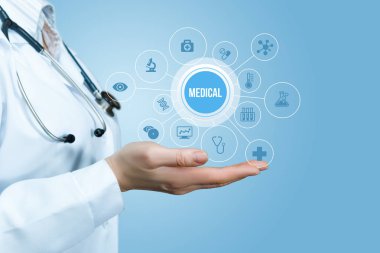 Doktor elinde yenilikçi tıbbi bakım mavi bir arka plan üzerinde gösterir..