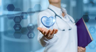 Doktor modeli kalpleri üzerinde arka plan bulanık gösterir..