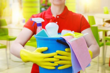 Arka plan bulanık ev temizlik ürünleri elinde temizlik kova.