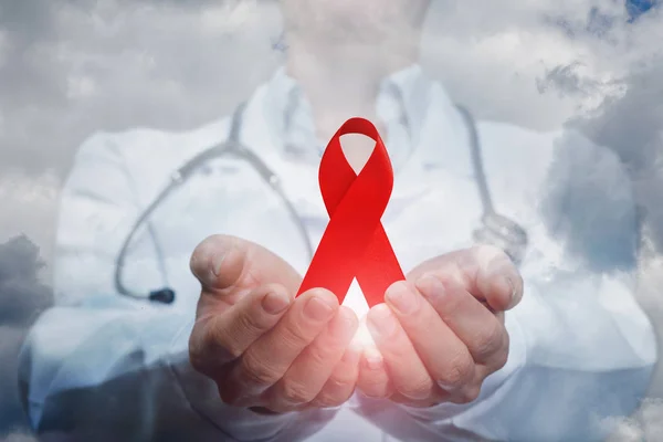 Ένα Ιατρικό Εργαζόμενο Δείχνοντας Την Κόκκινη Κορδέλα Του Aids Ενάντια — Φωτογραφία Αρχείου