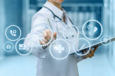 Bir doktor notlar yaparken içinde tıbbi sembolleri içeren cogwheels mekanizması ile faaliyet göstermektedir. Sağlık hizmeti mekanizması anlamı bir kavramdır.