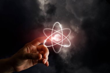 Bir el, Karanlık sisli arka plan etrafında daireler yanma ile parlayan bir küre dokunuyor. Yeni teknolojiler ve yenilikler eğilim bir kavramdır.