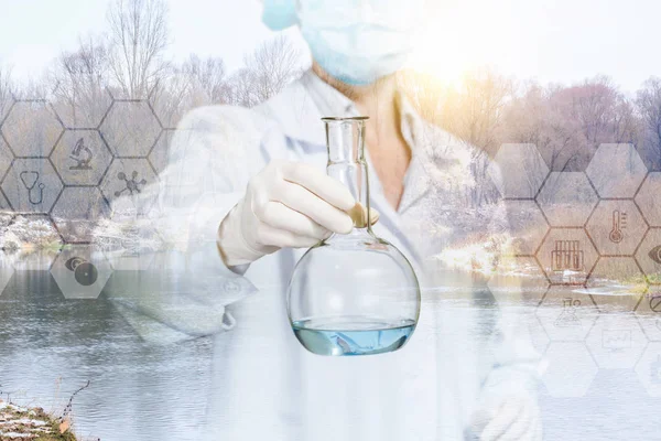Maszk Egységes Laboratorian Tartja Lombikot Folyó Víz Minta Belsejében Táj — Stock Fotó