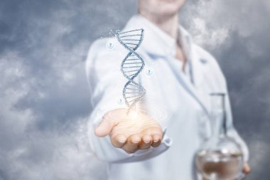 Bir laboratuar asistanı bir elinde bir Dna modeli gösteren ve bir diğer saydam madde ile bir şişesi tutarak. Dna araştırmalar yenilikler bir kavramdır.