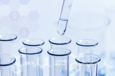 Bir pipet ile bazı madde test tüpleri kimyasal formül ön plan adlı dizi yukarıda asılı duruyor. Kimyasal çalışma gelişimi bir kavramdır