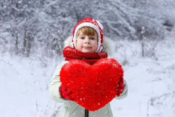 Little Cute Girl Jasne Ubrania Pokazuje Ogromne Czerwone Serce Tle — Zdjęcie stockowe