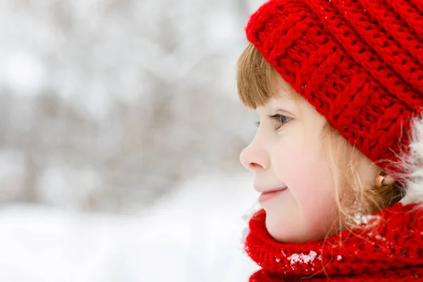 Szczęście Uśmiechający Się Małe Dziecko Jest Stojący Czołowej Niewyraźne Zima — Zdjęcie stockowe