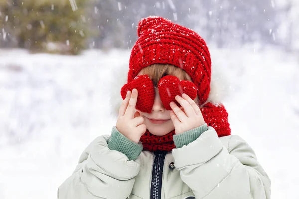 Dziecko Jasne Ubrania Jest Stojący Pośród Śniegu Posiadający Dwa Małe — Zdjęcie stockowe