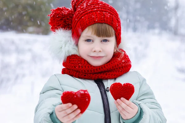 Lekko Czule Uśmiechający Się Małe Dziecko Kolorowe Ubrania Pokazuje Dwa — Zdjęcie stockowe