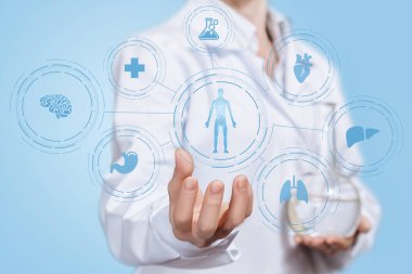 Sıvı madde ile şeffaf bir şişesi tutan bir laboratorian Yardımcısı tıbbi bilim geliştirme yapısı gösteriyor. Tıp ve yenilikçi teknoloji işbirliği kavramı.