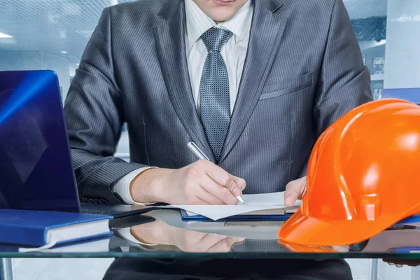 エンジニアまたは建築会社オフィス インテリアの背景をガラス テーブルに座って書類を署名の所有者のクローズ アップ 巧妙な契約または契約書の概念 — ストック写真