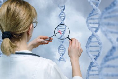 Bir laboratorian ayakta arka dna modeli ile tıbbi kelepçe tutarak ve bir büyüteç incelenmesi. Yenilikçi teknolojiler ve araştırmalar tıp kavramı.