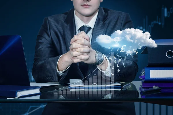 Бізнесмен Сидить Столом Тримаючи Руки Блоці Діаграма Зростання Хмари Даних — стокове фото