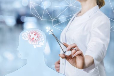 Genç bir doktor yana ayakta ve saydam insan figürü görüntünün arka plan bulanık, tahriş olmuş beyin modeli eksik bulmaca koyarak. Ruh sağlığı kavramı.