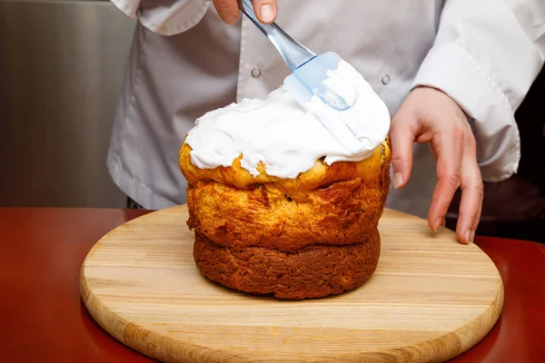 Masak Menyiapkan Kue Paskah Untuk Perayaan Liburan — Stok Foto