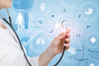 İç organları arıtma sistemi ile çalışan bir doktor.