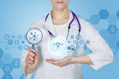 Bir doktor bir büyüteç ve kadın hastalıkları yapı sistemi ile.