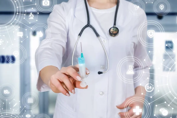 Un médico sosteniendo una jeringa con alguna sustancia . —  Fotos de Stock