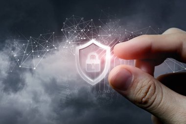 Erkek parmak Koruma Kalkanı içinde asma kilit ile tutarak.