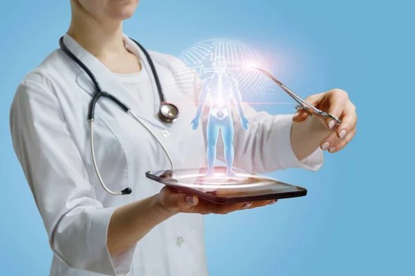 Un médico operando con el modelo digital del cuerpo humano colgado encima de una tableta . —  Fotos de Stock