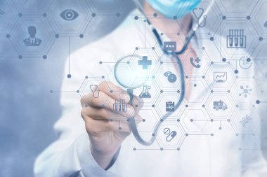 Bir doktor bir tıbbi hizmet kompozit yapı ile çalışma.