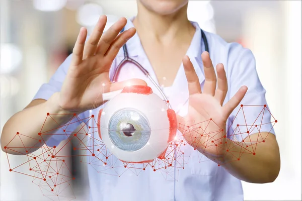 Bir doktor insan gözüyle çalışıyor..