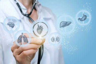 Doktor insan sağlığının mekanizmasını inceliyor.